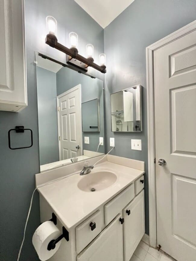 Building Photo - Beautiful 3 BR 2 FB condo with its own garage and driveway