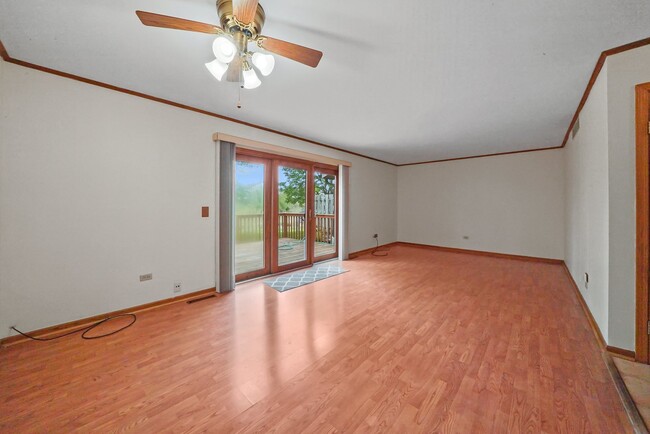 Building Photo - 2 Bed+1 Room in the Basement/1.5 Bath Townhouse