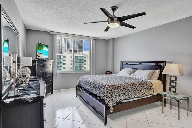 Building Photo - 3725 S Ocean Dr