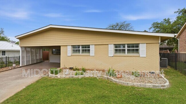 Building Photo - 156 Trelawney St