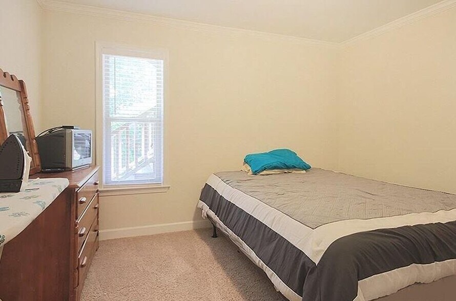 2nd bedroom - 1513 E Franklin St