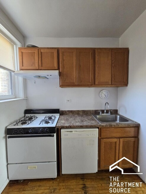 Building Photo - 1364 W Estes Ave