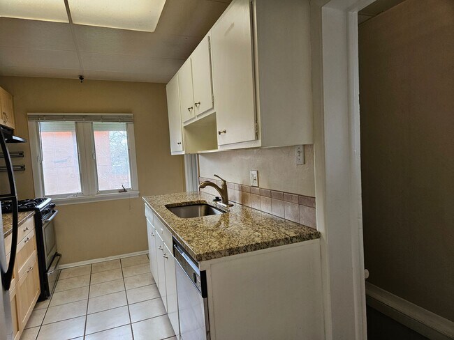 Building Photo - Highlands 1 Bedroom 1 Bath w/ Yard and Laundry!