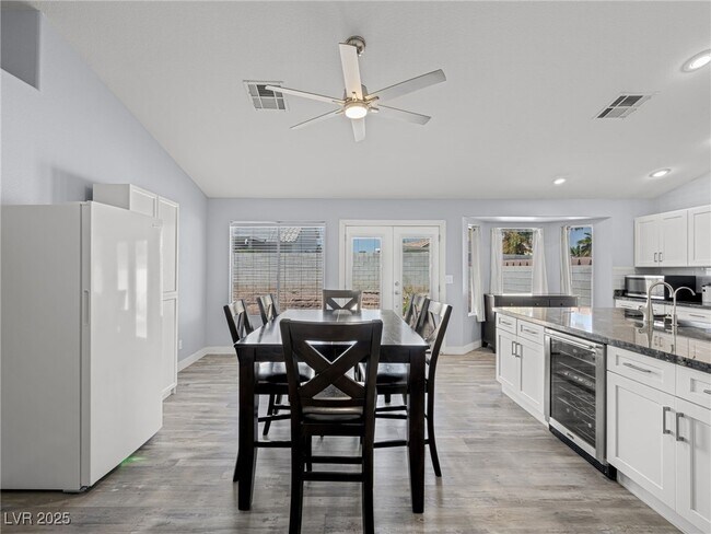 Building Photo - 4749 Califa Dr