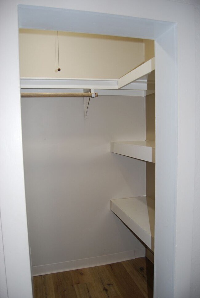 Building Photo - BEL250