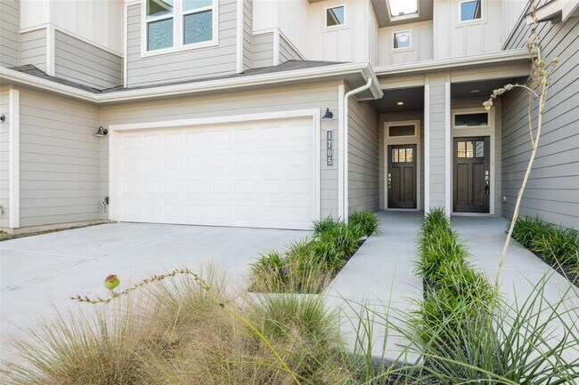 Building Photo - 1705 Roseburg Dr