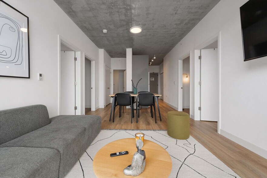 Building Photo - 853 W Blackhawk St