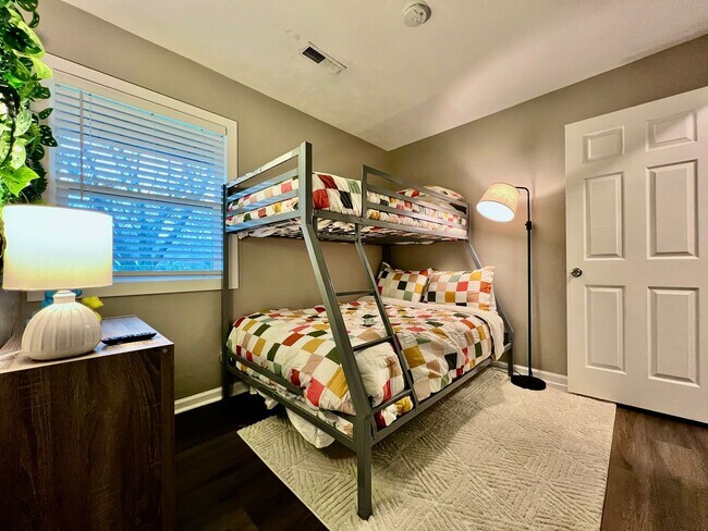 Building Photo - 3 BDR Ranch w/ Fenced yard, laundry, garage + more