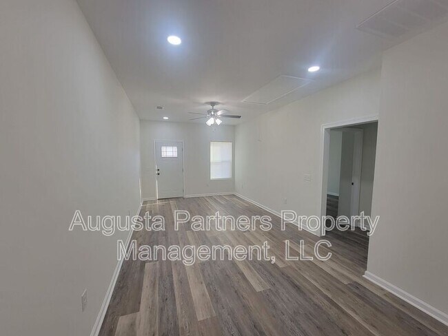 Building Photo - 2122 Circular Dr