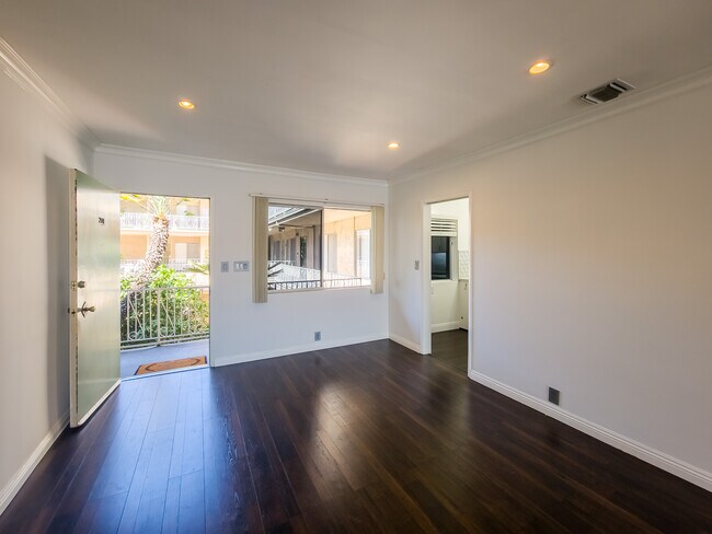 Building Photo - 215 N Kenwood St