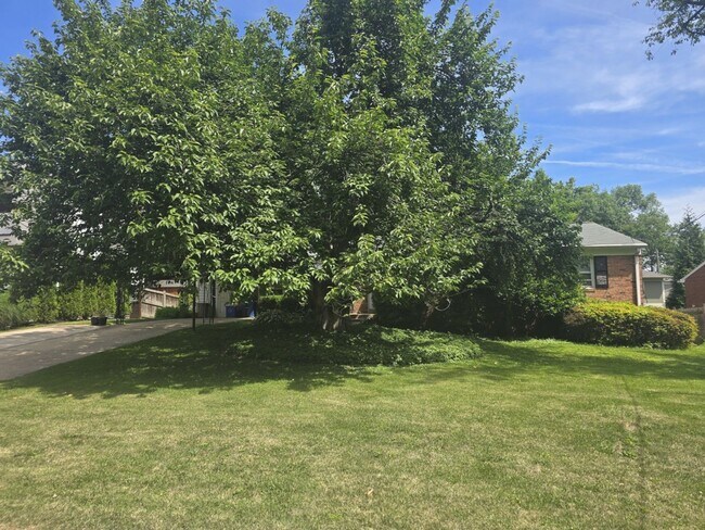 Building Photo - Spacious 4 Bedroom, 3 Bathroom Home in Close in Bethesda!!
