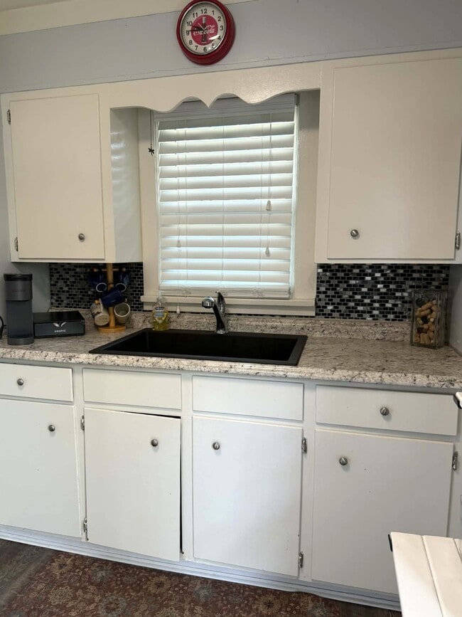 Building Photo - 606 N Polk St