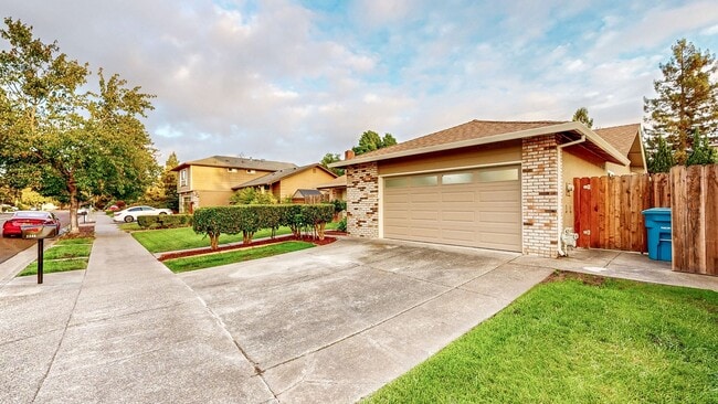 Building Photo - Meticulously Maintained Four Bedroom Singl...