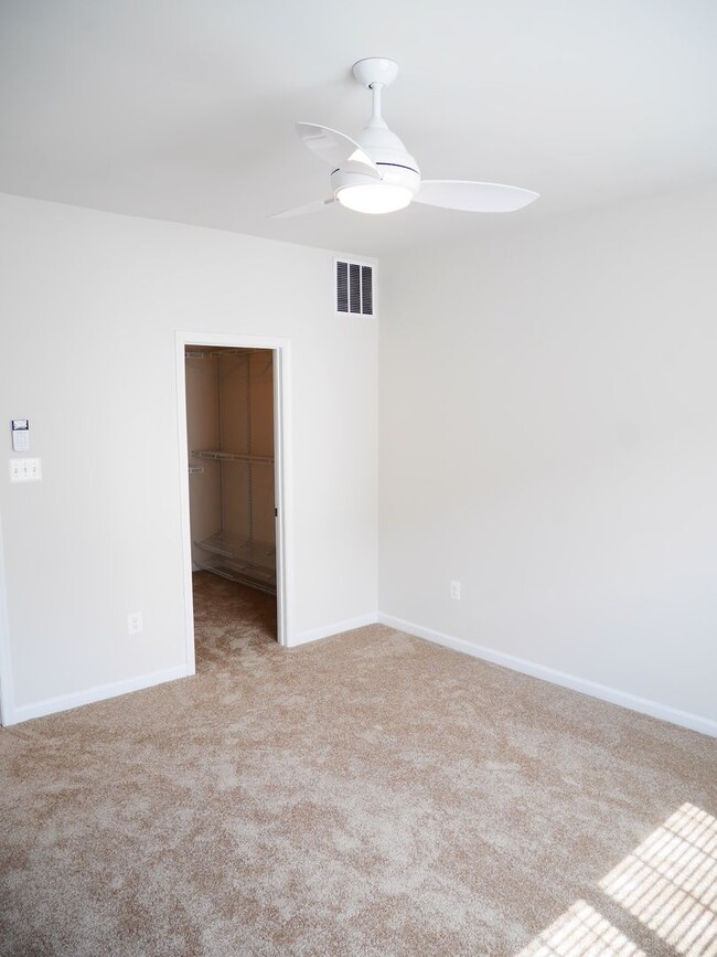 Building Photo - Stunning 3 Bedroom End Unit Townhome