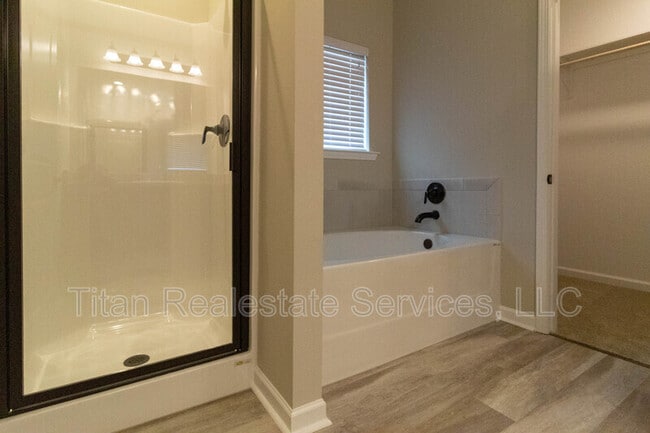 Building Photo - 526 Elwick Dr