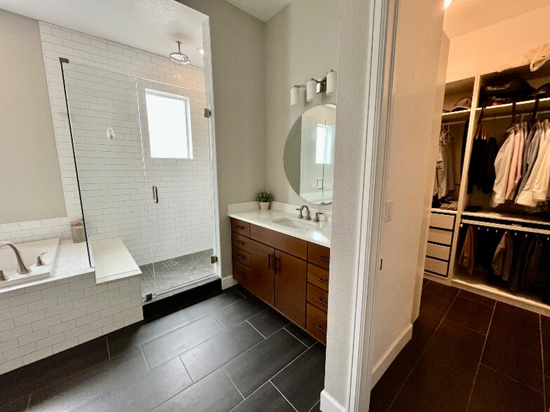 Building Photo - 11181 Sweet Cicely Dr