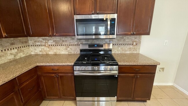 Building Photo - Beautiful single story home with community pool off Harmon