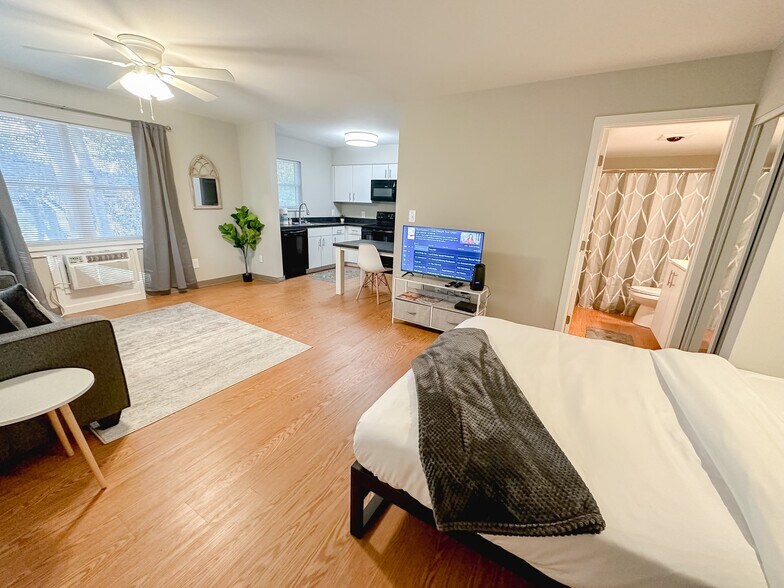 Primary Photo - 1507 Little John Cir