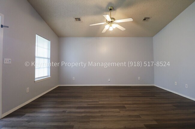 Building Photo - 3 Bed | 2 Bath in Owasso!
