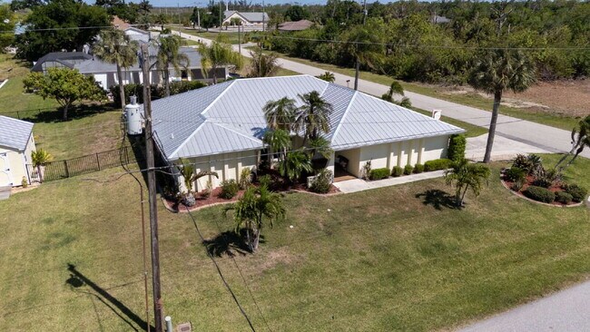 Building Photo - "Spacious 3-Bed Sanctuary with 3.5 Baths in Charming Port Charlotte!"