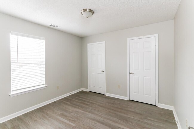 Building Photo - 5553 Mal Cove
