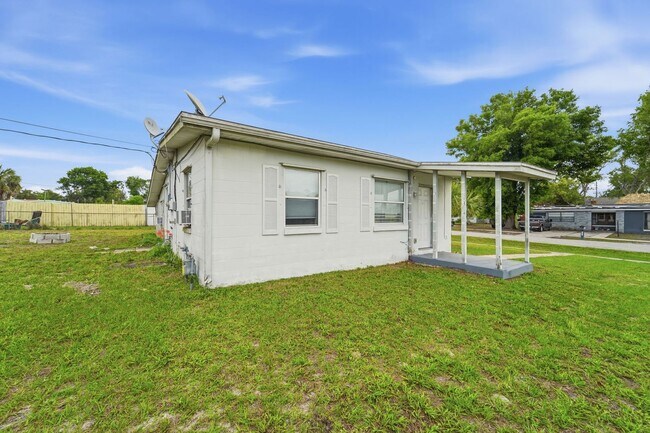 Building Photo - Charming & Spacious 2-Bedroom Home with Modern Finishes and Outdoor Living at 793 Crawford St, De...