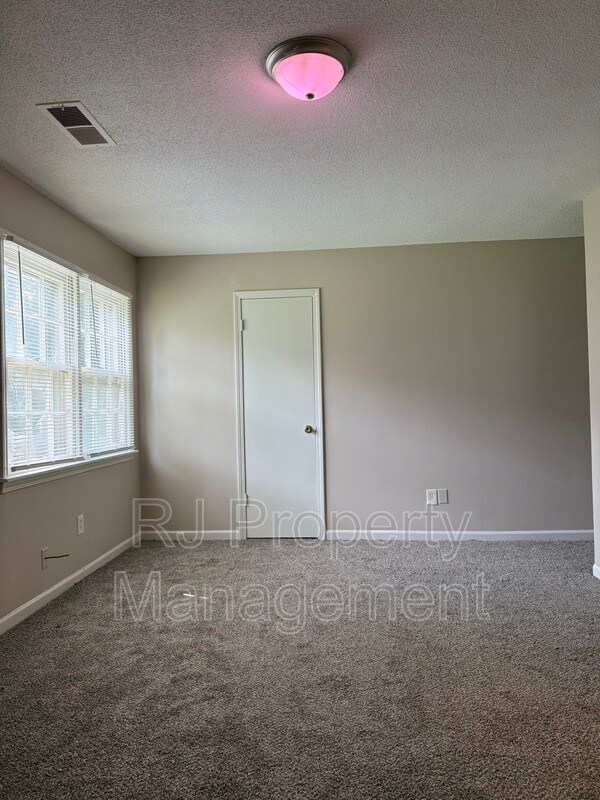 Building Photo - 3400 Lord Dunmore Cove