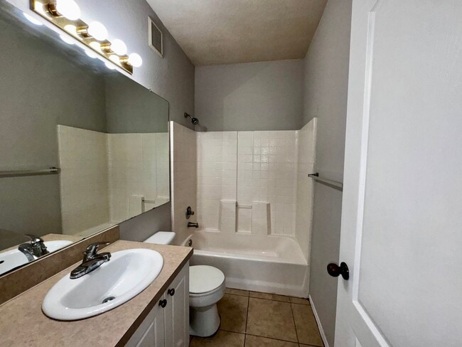 Building Photo - Spacious 2 Bed / 2 Bath Second-Floor Condo at Grand Reserve at Kirkman Park