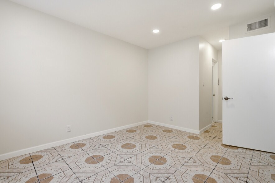 Building Photo - 7924 Woodman Ave