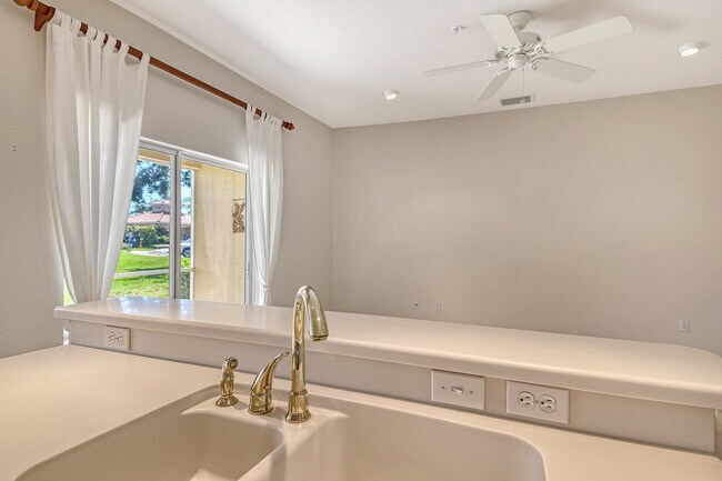 Building Photo - 3456 Parkridge Cir