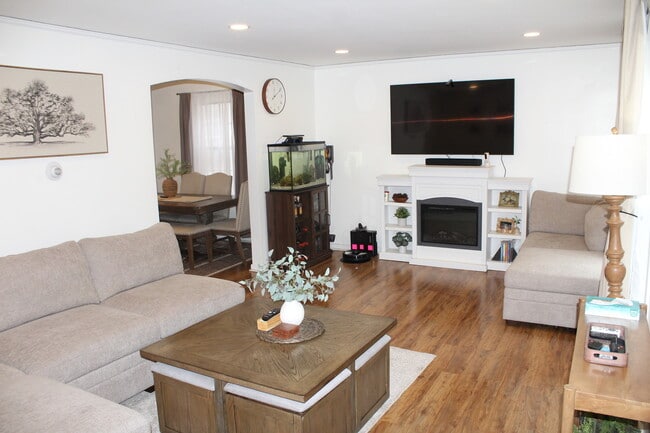 Building Photo - 6034 S Komensky Ave