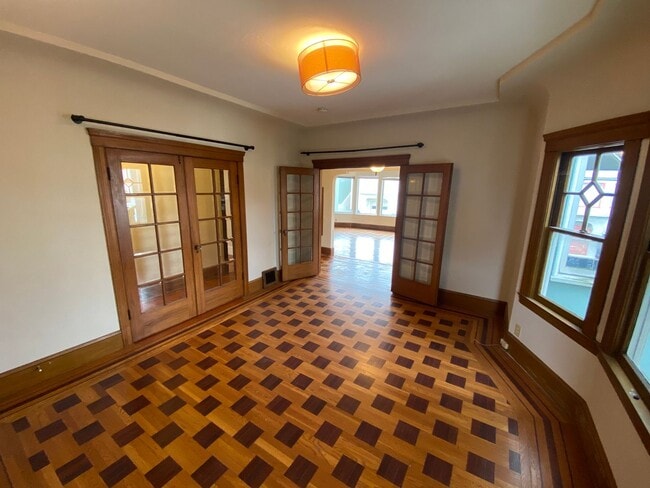 Building Photo - Epic REA - Spacious Light-filled Corner House 4BD/ 2BA
