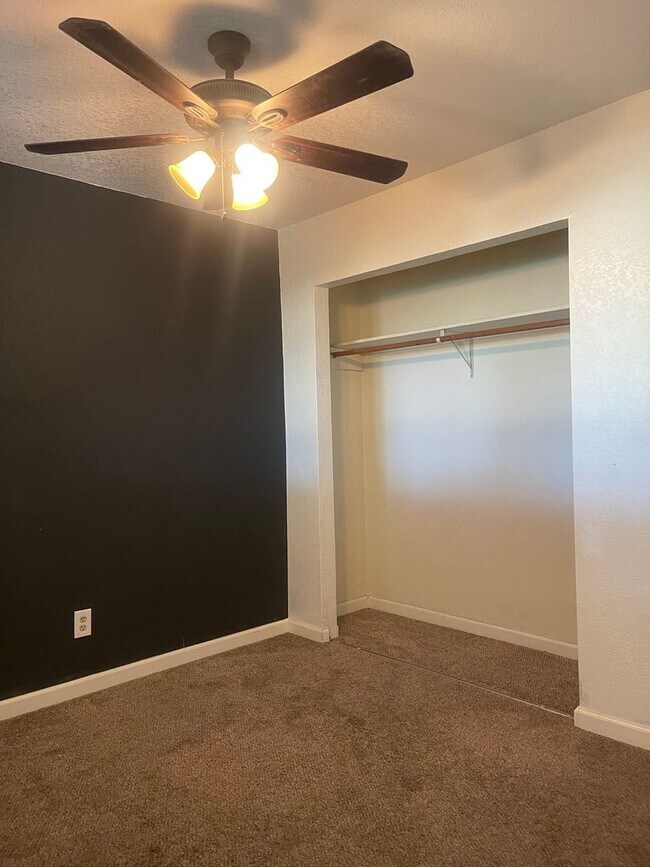 Building Photo - LARGE 4 BEDROOM 2 BATHROOM HOME IN THE PEPPERTREE SUBDIVISION