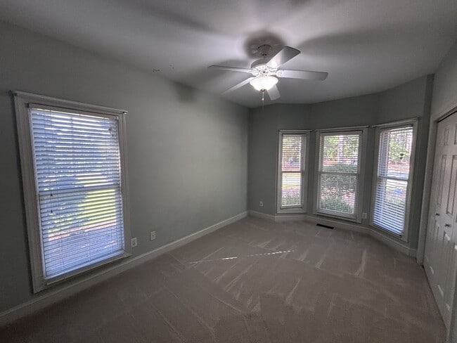 Building Photo - 420 Lake Forest Dr SE