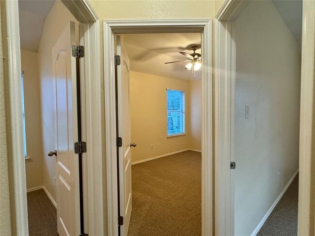 Building Photo - 227 Ashwood N