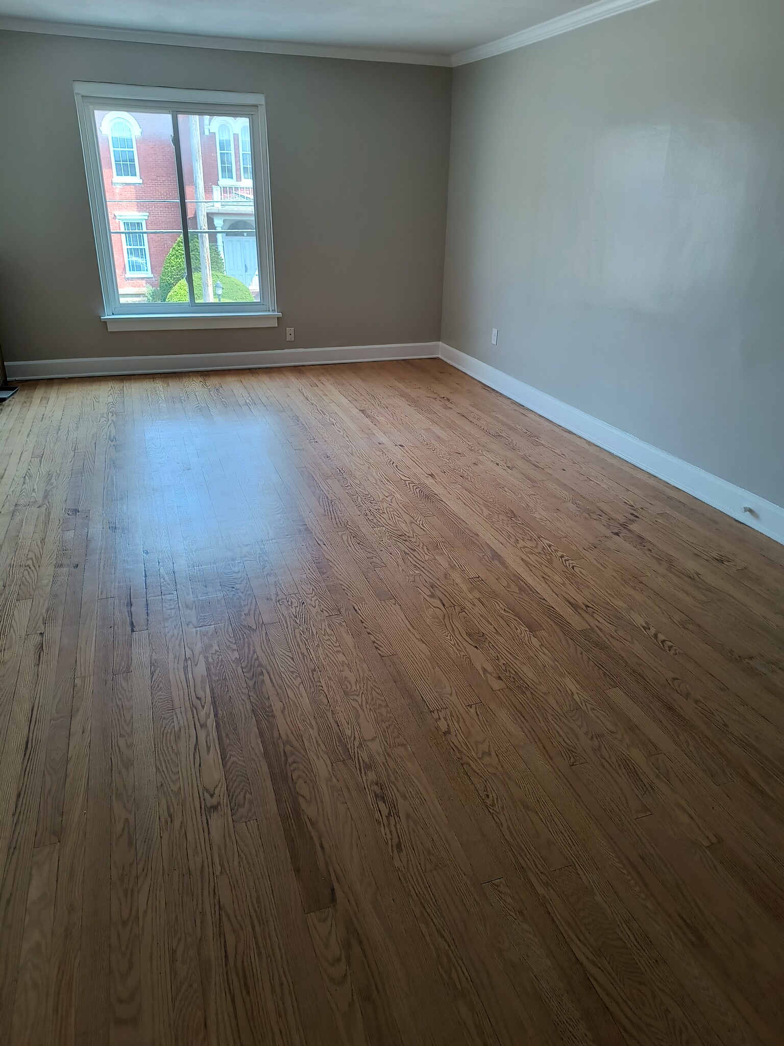 Living room - 140 W North St