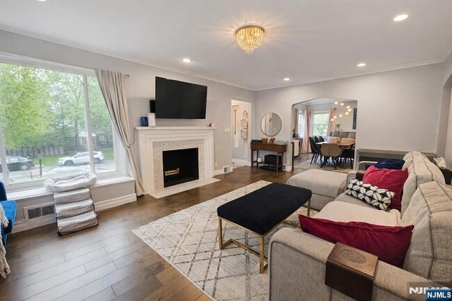 Building Photo - 103 E Cedar Ln