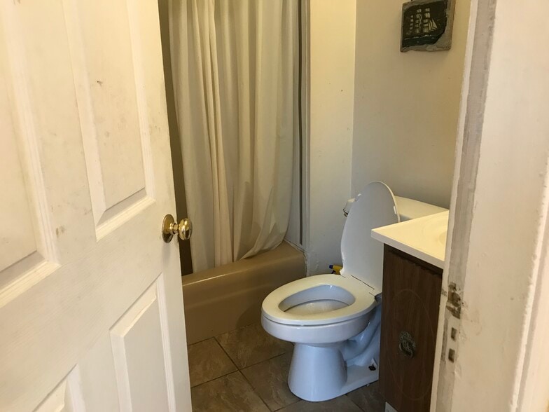 Primary Photo - 21 Weston St
