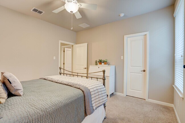 Building Photo - Beautiful 4 Bedroom, 3.5 Bathroom Home with Garage & Private Backyard