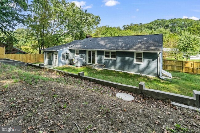 Building Photo - 5822 Brookview Dr