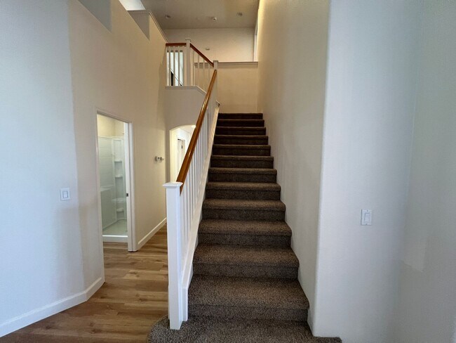 Building Photo - 5 bedroom home located in Sylvan School District!