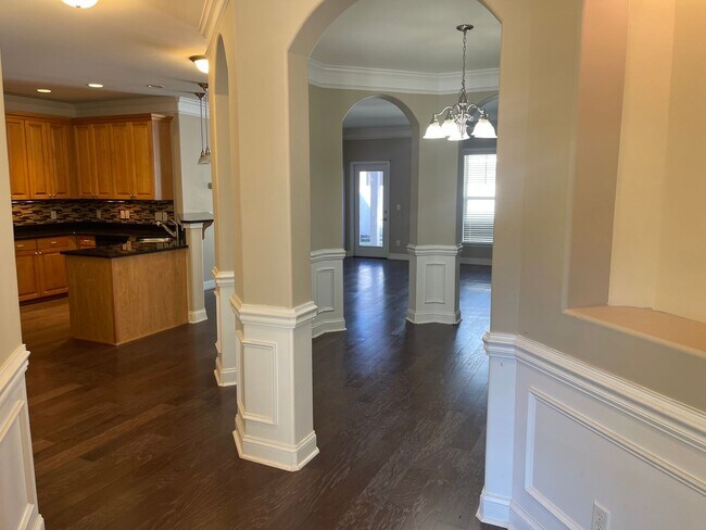 Building Photo - Gated Community w/ Pool & Gym