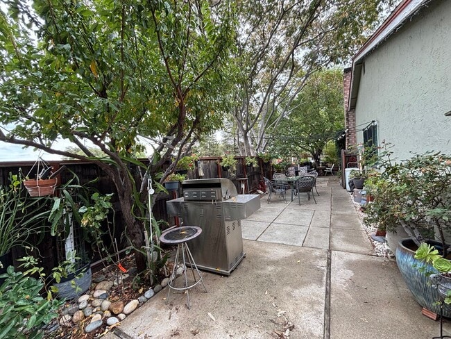 Building Photo - Beautiful Single-Story Townhome on Corner Lot with Private Courtyard & 2-Car Garage