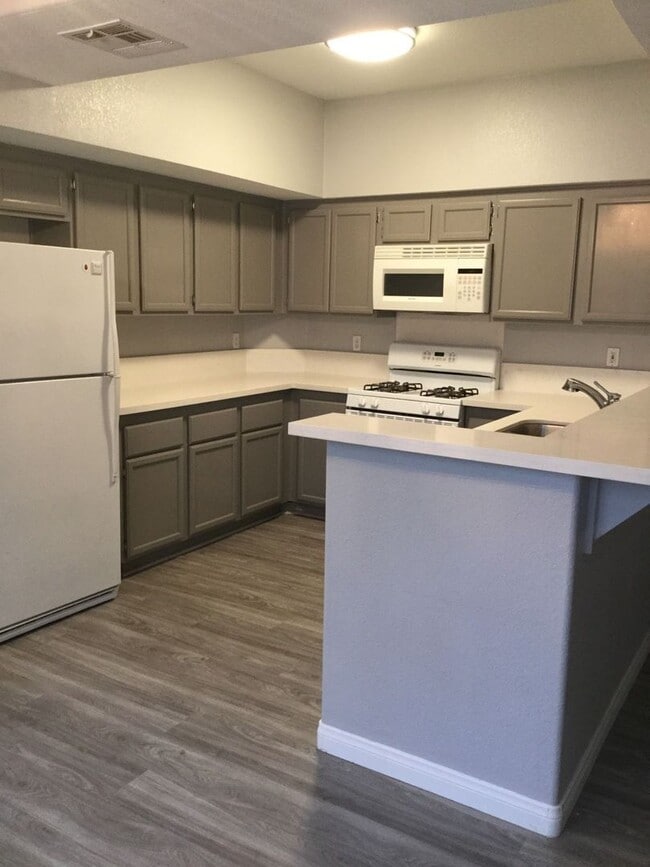 Building Photo - GORGEOUS CONDO IN GATED COMMUNITY NEAR SUMMERLIN