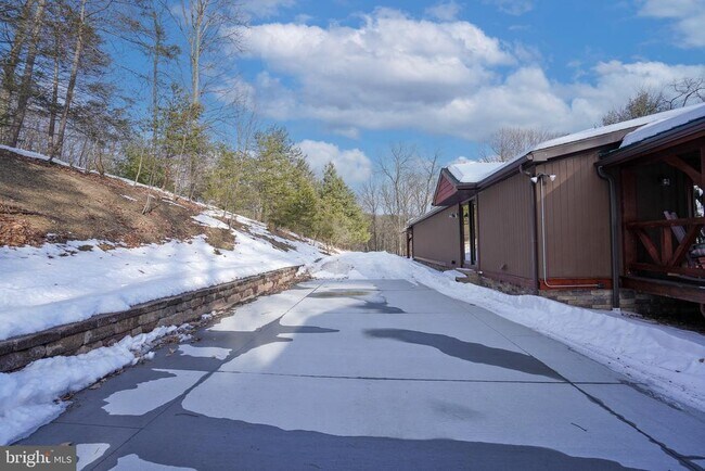 Building Photo - 371 Green Tree Dr