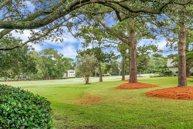 Building Photo - Spacious, Newly Renovated Villa Overlookin...
