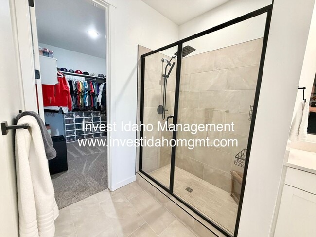 Building Photo - A Home You'll Fall in Love With