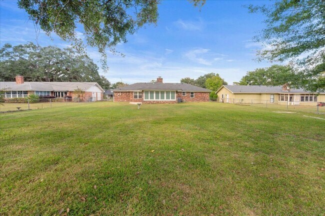Building Photo - Well-Maintained Ranch Home in Southside Savannah For Lease