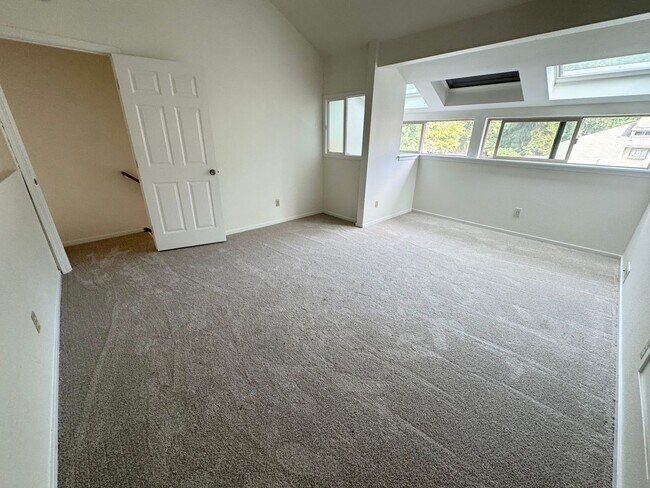 Building Photo - Spacious condo with 2 parking spaces included