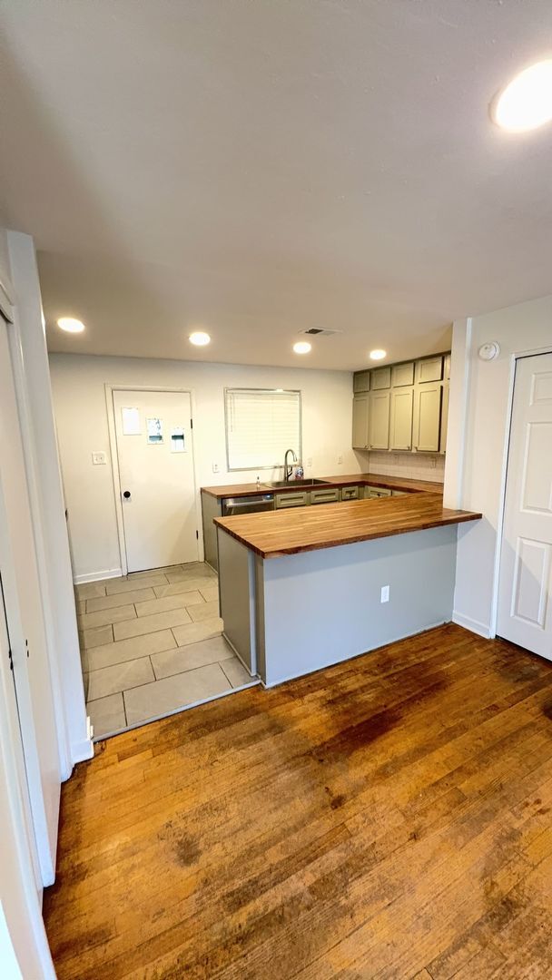 Building Photo - Newly Renovated Home in East Memphis